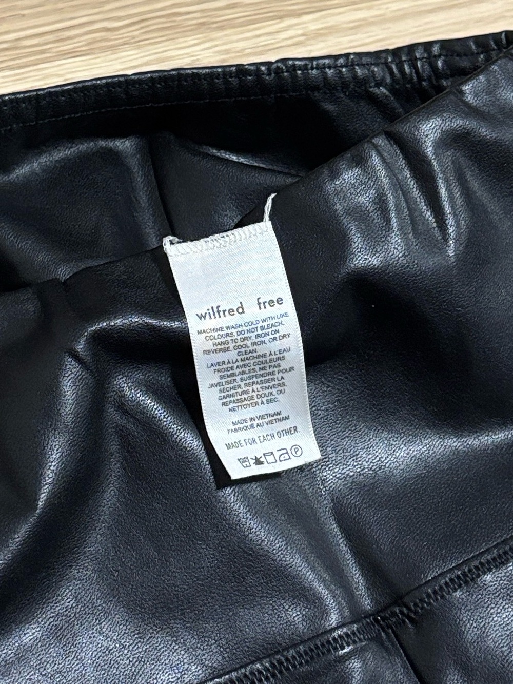Wilfred Free (M) Aritzia Daria Vegan Leather Pant Legging Black Sleek Soft - Picture 10 of 14
